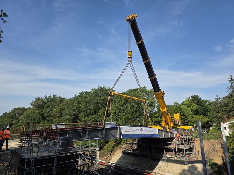 Plaatsing brug over de Maaslijn bij Molenhoek.
